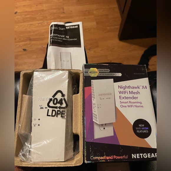 Nighthawk X4 WiFi Mesh Extender - AC2200 - Picture 3 of 3